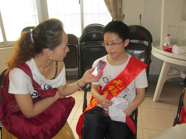 志愿者接受都市生活频率记者采访